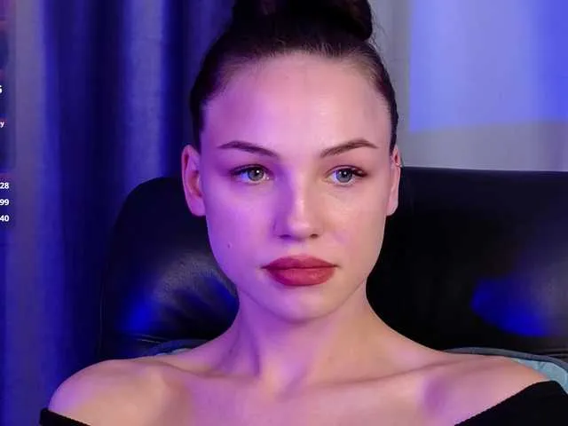 EmilyLuxxxury on BongaCams