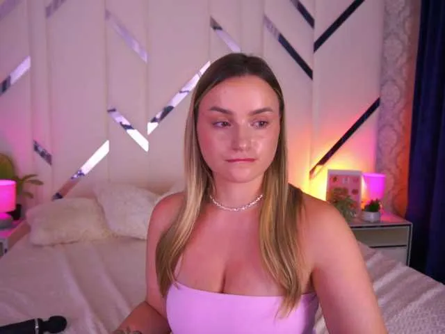 FloraGreys — It turns me on when a man is confident and knows what he wants... Especially if he wants me.
It turns me on when a man makes me feel wanted... without further ado
Slight dominance, confident hands, a look that makes your knees shake - and I'm all yours.