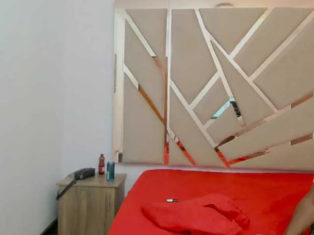tu-y-yo19 — We are very turned on by the kisses on the neck, the French kiss, that we are in a show and they send us to not stop, when they ask us for new sexual poses, that they make us fuck hard and use big toys