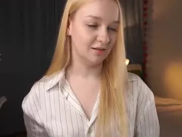 sebrinarainha — goal:  Take off my sweater   I turned 18 and this is my 4rd day here! I'm Rina #new #18 #young #shy #cute [44 tokens remaining]