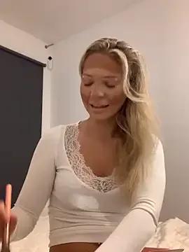 Bellablows on StripChat 