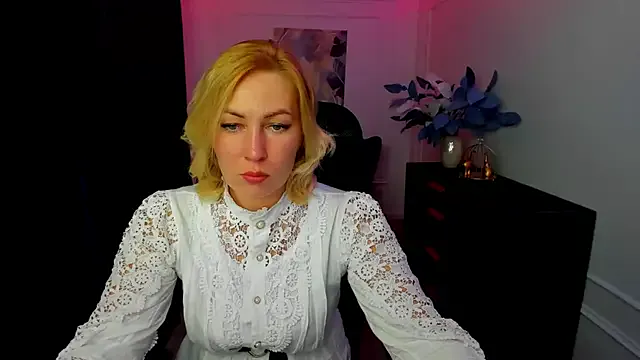 CamilaFatem — show off an erotic costume and dance)