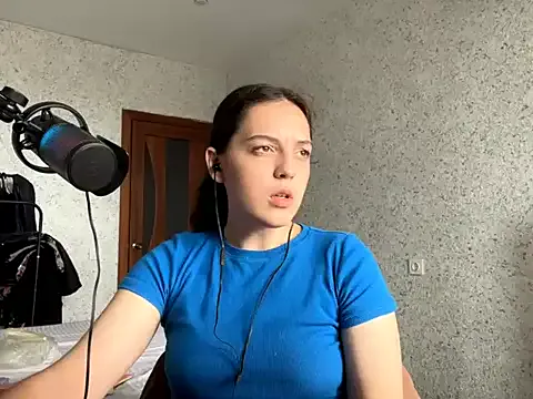 EmmyMoreln on StripChat 