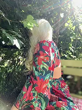 LaraHollywood — 2 fingers in my pussy