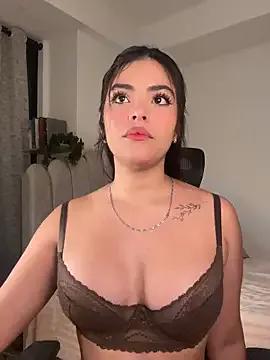 Sara-Evans on StripChat 