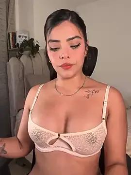 Sara-Evans on StripChat 