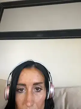 SECRETBELLAUK — LEAVE THEM TITTIES OUT FOR 10 MINUTES!