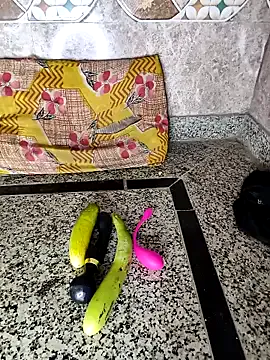 SquirtPiHu — Bottle guard(Loki)inside ass and pussy