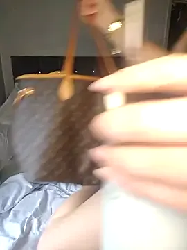 UK_bella — Butt plug and twerk