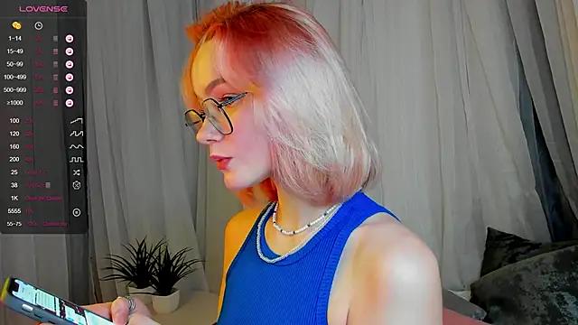 BlondyLily from StripChat is Freechat