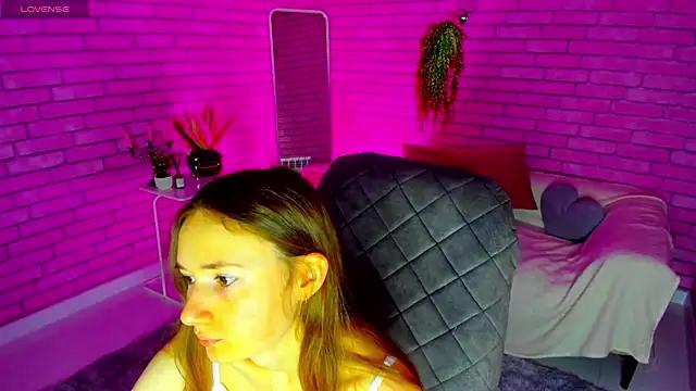 EmiliaSwallow from StripChat is Freechat