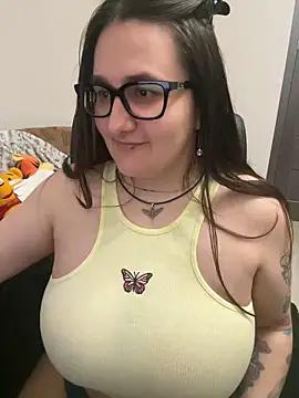 JuicyBeRrys from StripChat is Freechat